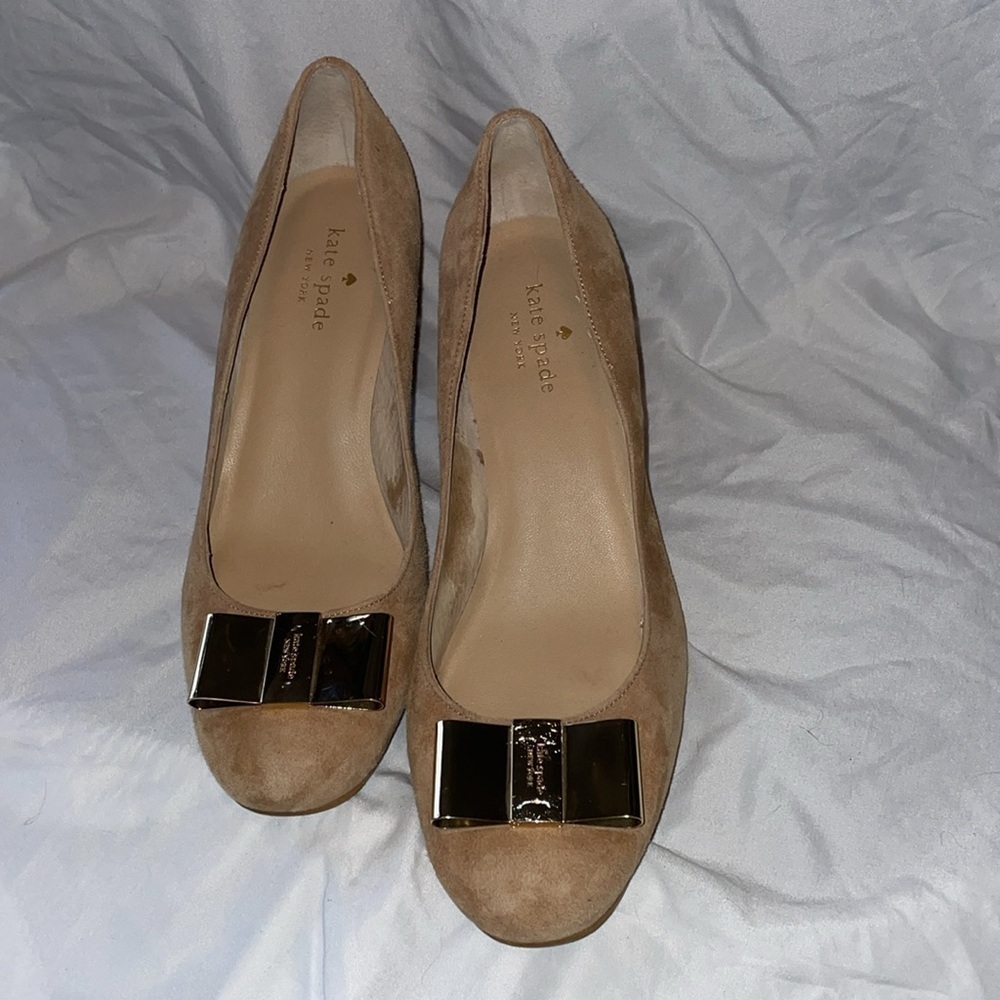 Kate Spade New York Lorin Beige Suede Leather Pump Shoe Gold Bow size 8.5